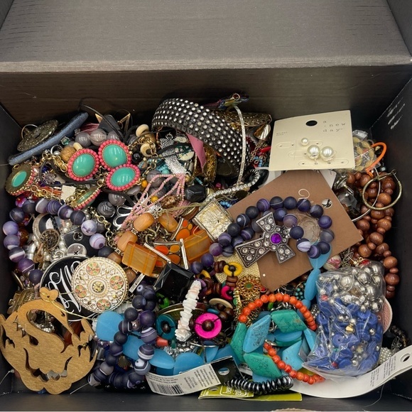 Vintage To Modern Jewelry & Small Accessories Lot Wear Craft Repair Repurpose - Picture 1 of 8